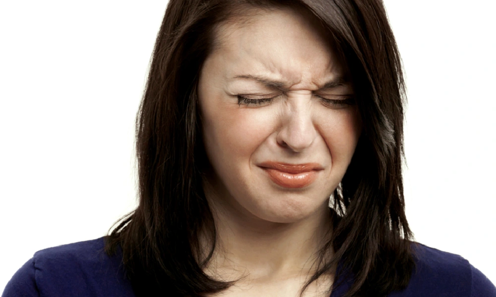 علت تلخی دهان | خانمی که از تلخی دهانش آزرده است