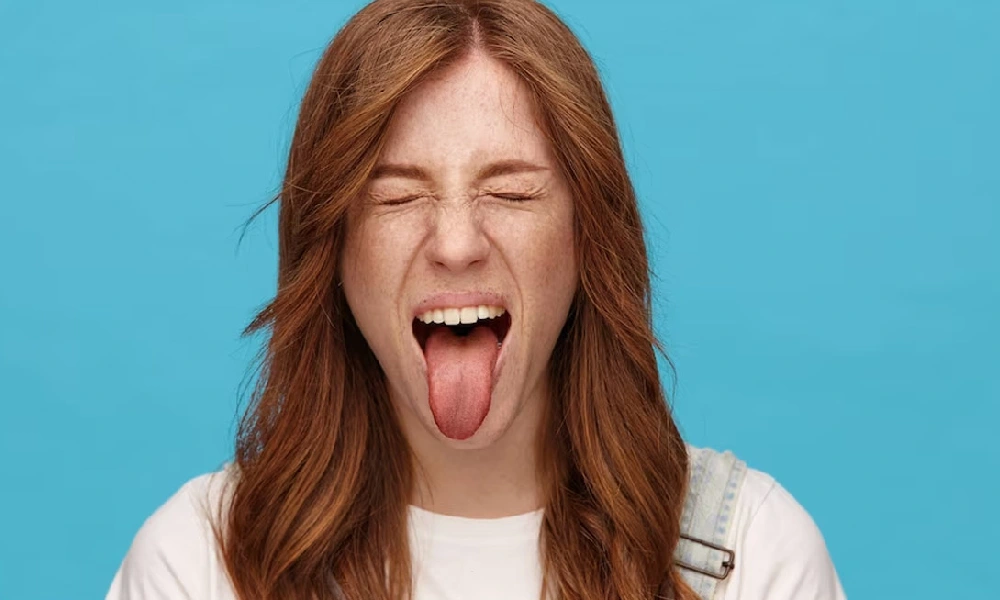 علت تلخی دهان | دختری که زبانش را بیرون آورده است