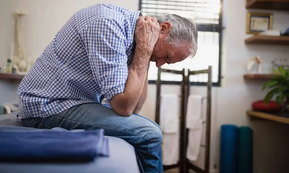علت درد پشت سر | مرد مسنی که سر درد دارد