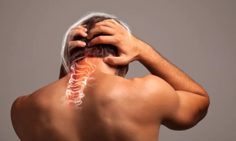 علت درد پشت سر | فردی که سر درد دارد