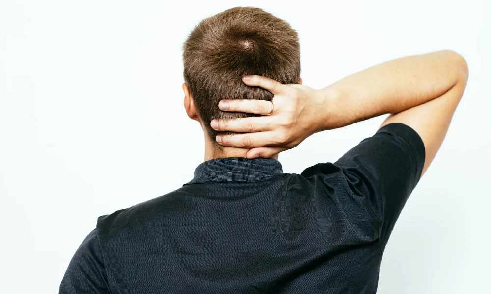 علت درد پشت سر | فردی که پشت سرش درد میکند