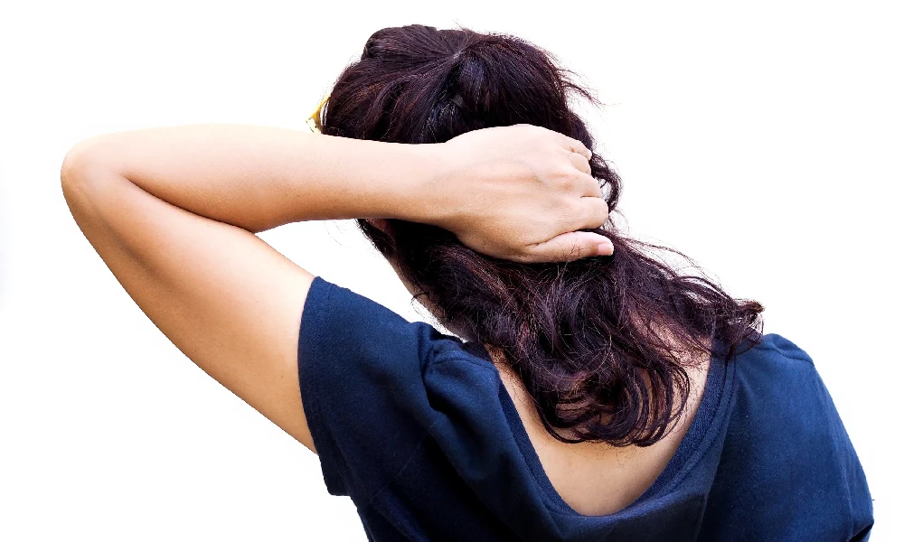 علت درد پشت سر | خانمی که پشت گردنش را میفشارد