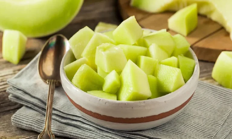 خواص خربزه |کاسه ای مملو از تکه های خربزه