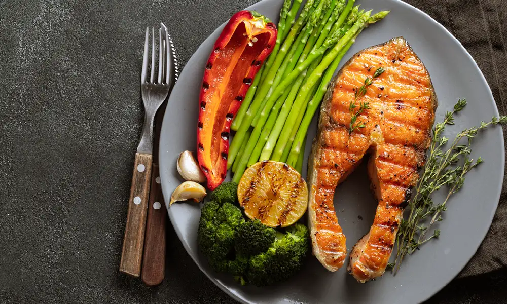 رژیم کتوژنیک | ماهی سرخ شده در بشقاب سبزیجات