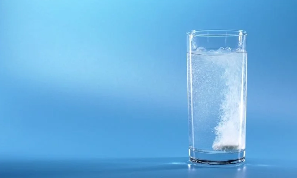 انواع قرص جوشان | لیوان آبی حاوی یک قرص جوشان