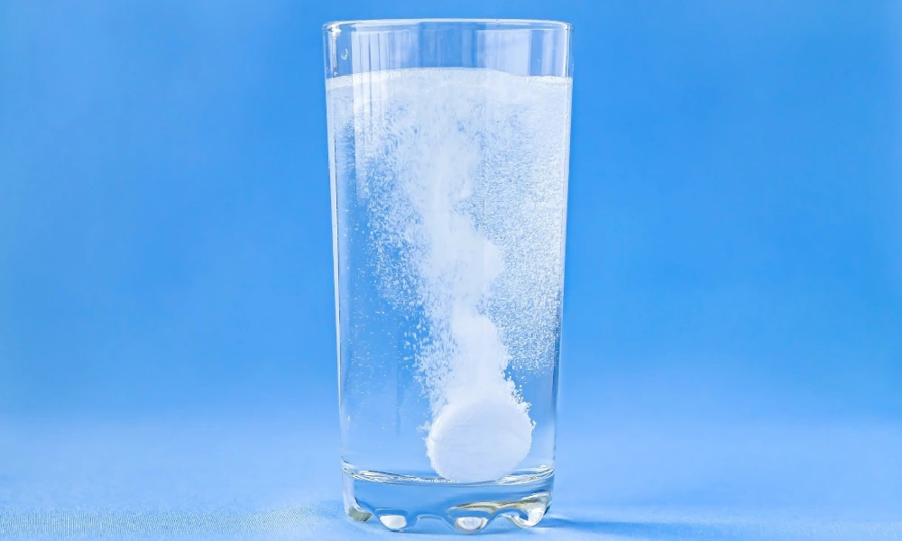 انواع قرص جوشان | قرص جوشانی درون یک لیوان آب در حال حل شدن