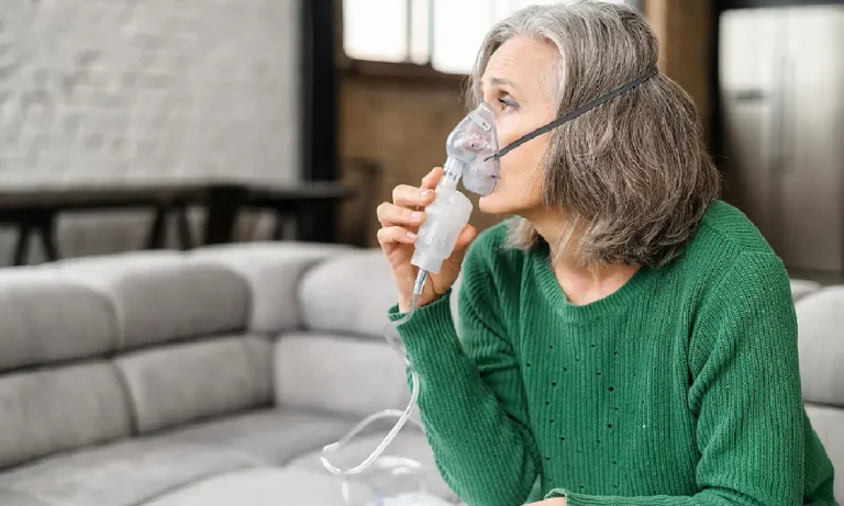 علائم کمبود اکسیژن در بدن | خانمی که ماسک اکسیژن بر صورت دارد