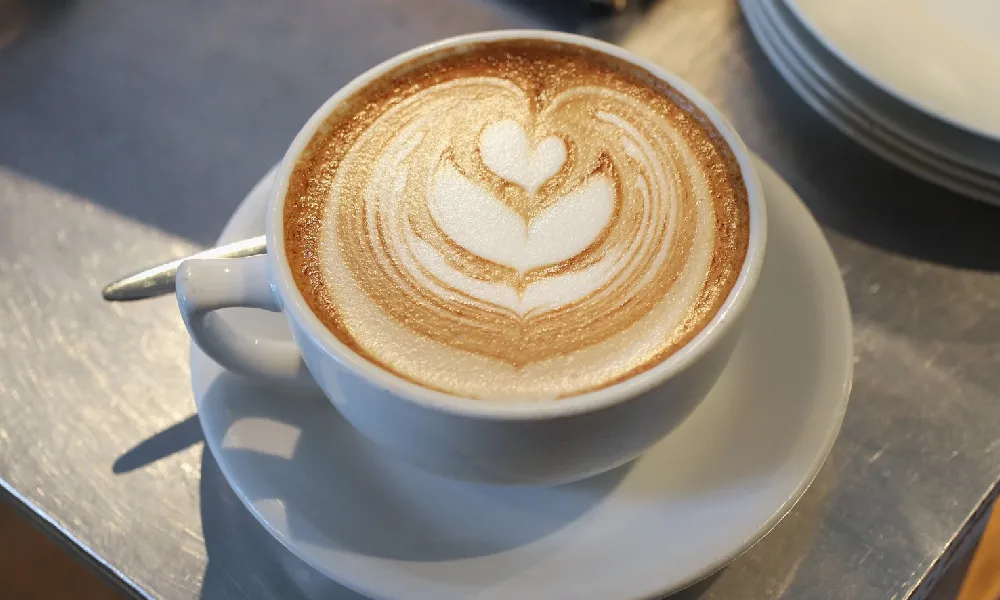 کاهش تپش قلب ناشی از قهوه | یک فنجان قهوه ی تزئین شده