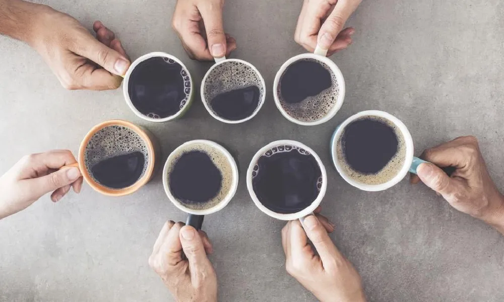 کاهش تپش قلب ناشی از قهوه | چد فنجان قهوه در کنار هم