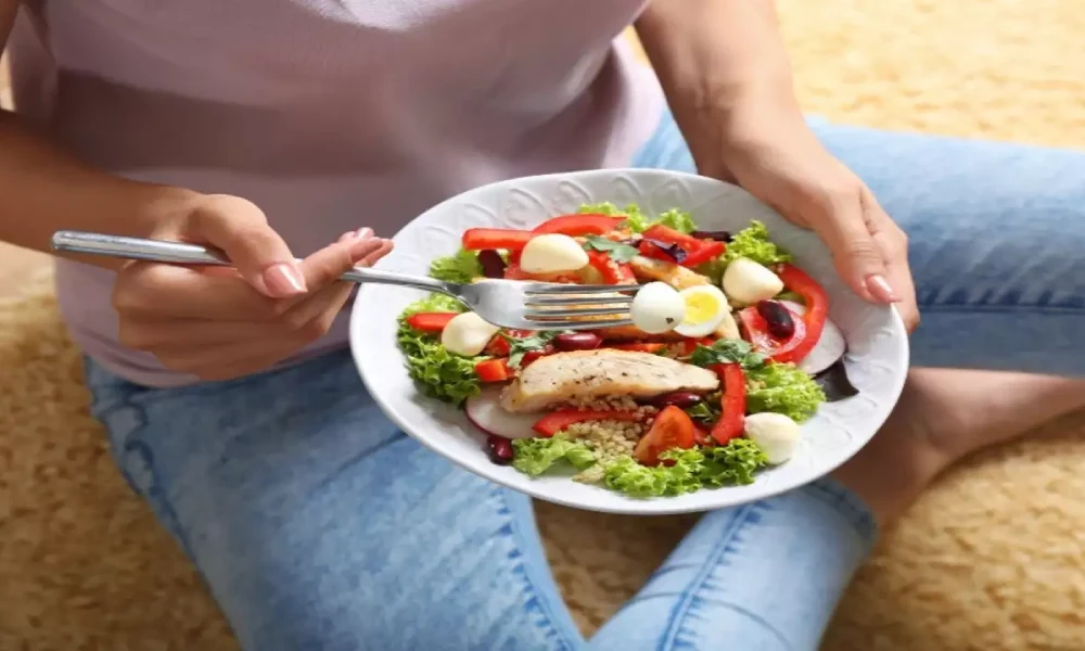 فواید رژیم فستینگ | خانمی در حال خوردن غذای رژیمی