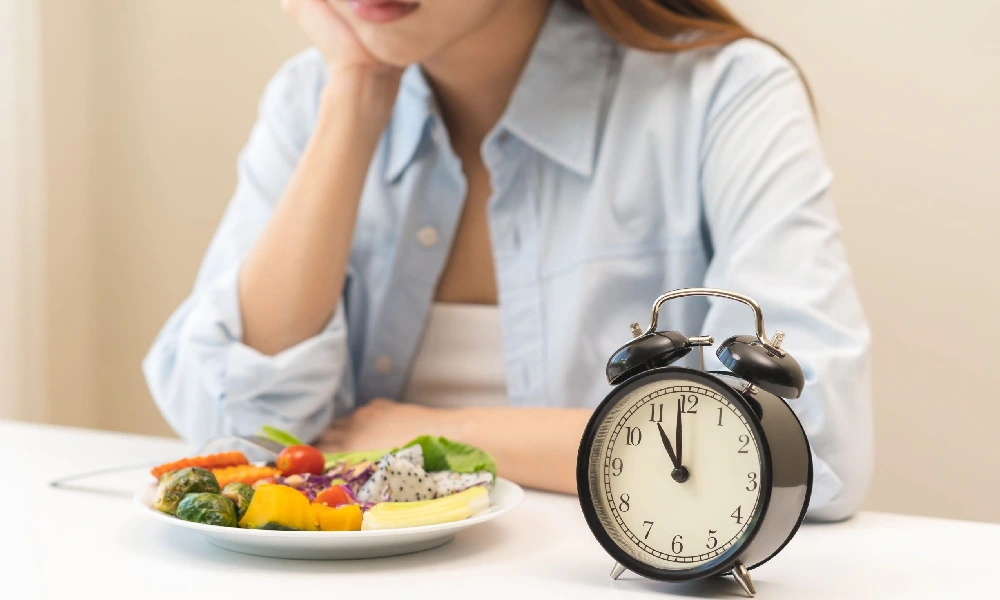 فواید رژیم فستینگ | خانمی که منظر است تا زمان رزیم فستش تمام شود