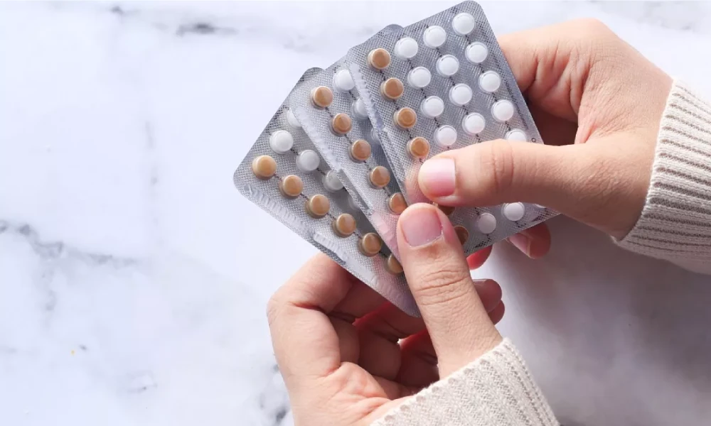 مصرف قرص ال دی | چند ورق قرص در دست یک خانم