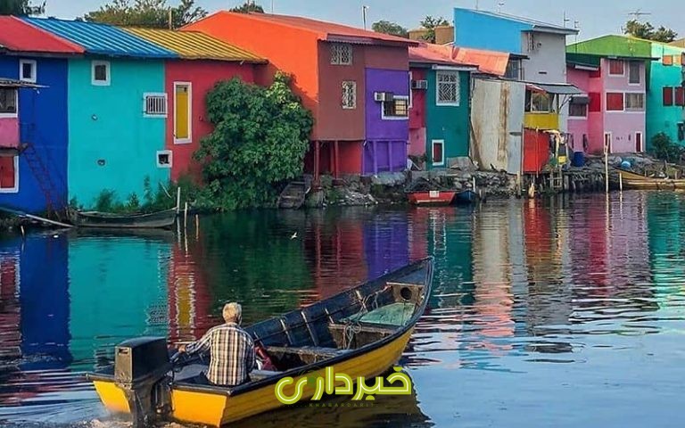 تصویری-از-قایق-و-خانه-های-رنگی-انزلی